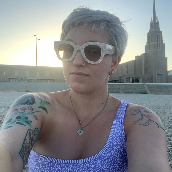 Meet your Posher, Joanna - Picture 2 of 2